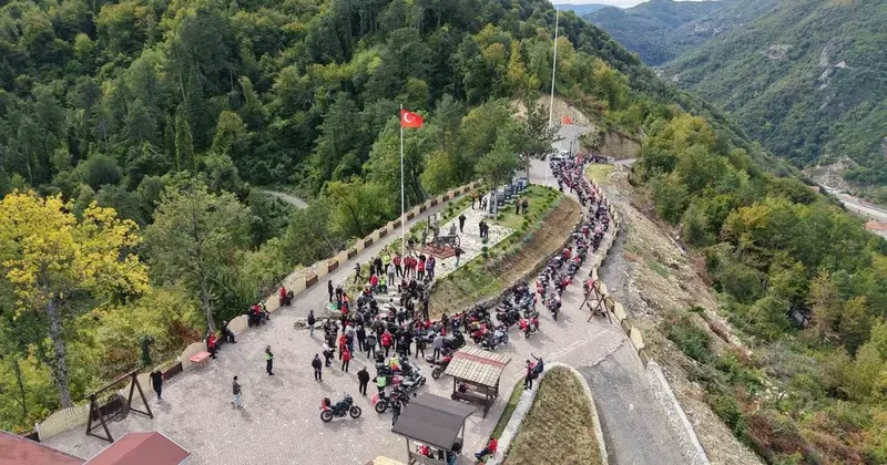 Motosiklet tutkunlarından İstiklal sürüşü