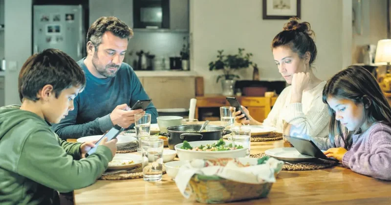Sofrada telefon var sohbet yok