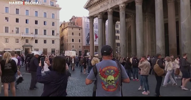 Roma nın turistik simgesinde talihsiz kaza: Japon turist Pantheon dan düşerek hayatını kaybetti