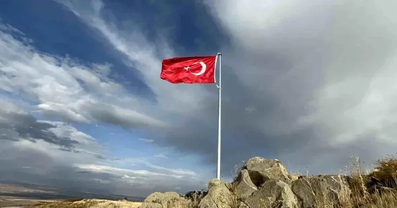 Karslı köylülerin 20 yıllık hayali: Ermenistan sınırına Türk bayrağı diktiler