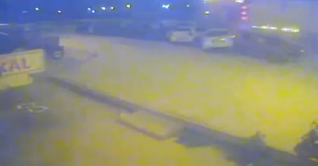 TIR, park halindeki 4 otomobil ile 4 traktöre çarptı; kaza kamerada Balıkesir Haberleri