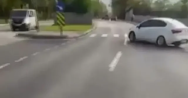 Öfkeli motosiklet sürücüsü kırmızı ışık ihlali yapan otomobilin aynasını kırdı: O anlar kamerada VİDEO İZLE