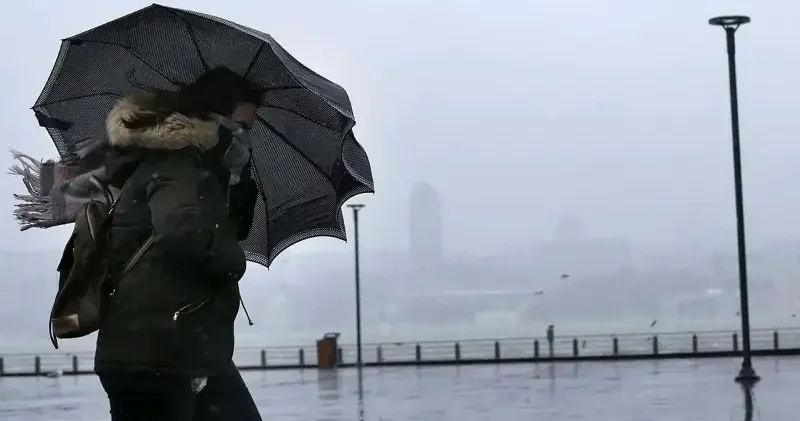 İstanbul da yarın (27 Ekim Pazartesi) okullar tatil mi? Haftanın ilk günü İstanbul da hava nasıl olacak? Valilik ve Meteoroloji den peş peşe uyarılar Son Dakika Haberleri