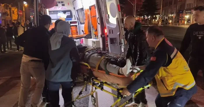 2 kişi yaralandı! Kütahya da otomobille motosikletin çarpıştığı feci kaza...