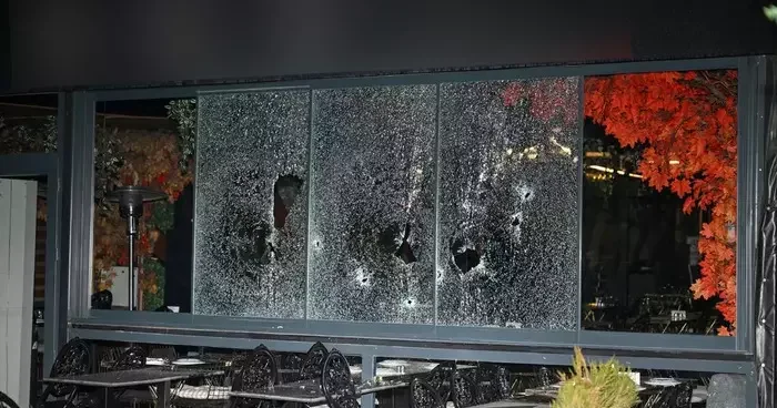 Motosikletle geldiler, iş yerini kurşunlayıp kaçtılar