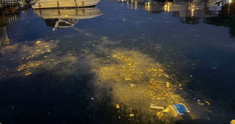 Görüntüler tepki topladı! Sarıyer de denize atılan çöpler, akıntıyla birlikte kıyıya vurdu