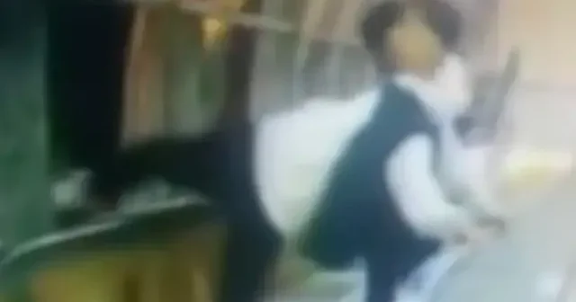 İzmir’de üst geçidin korkuluklarına zarar veren 2 kişi tutuklandı VİDEO İZLE