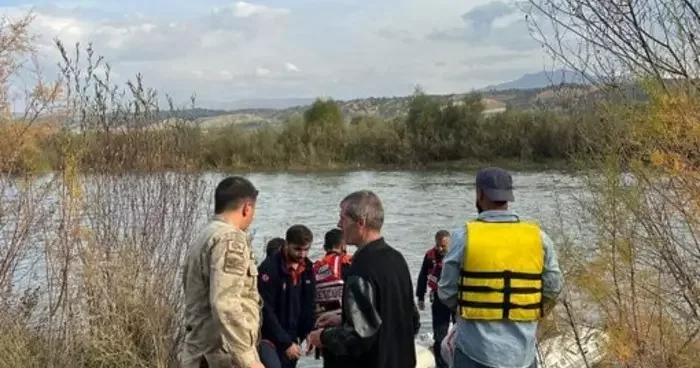 Murat Nehri’nde mahsur kalan vatandaşlar kurtarıldı
