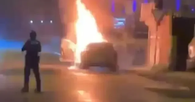 Park halindeki otomobil yandı VİDEO İZLE