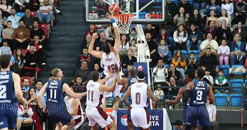 Trabzonspor Anadolu Efes: 74 81