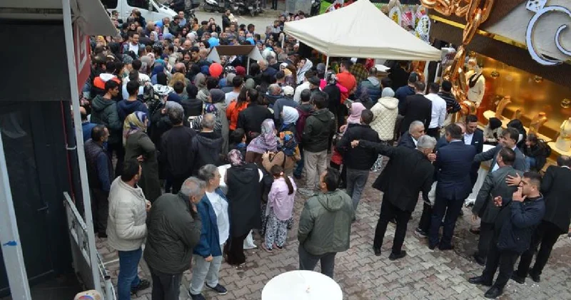 Kuyumcu açılışında altın ve saat dağıttılar: Akın akın geldiler!