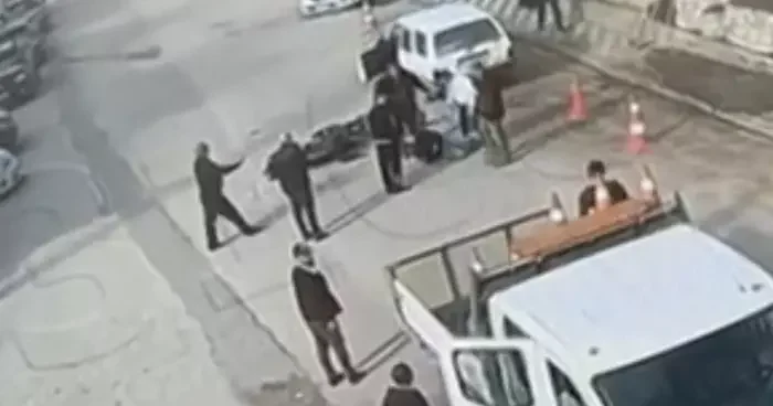 Hatalı sollama yapan motosiklete otomobil çarptı