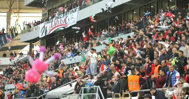 Binlerce oyuncak sahaya atıldı! Süper Lig maçında anlamlı hareket