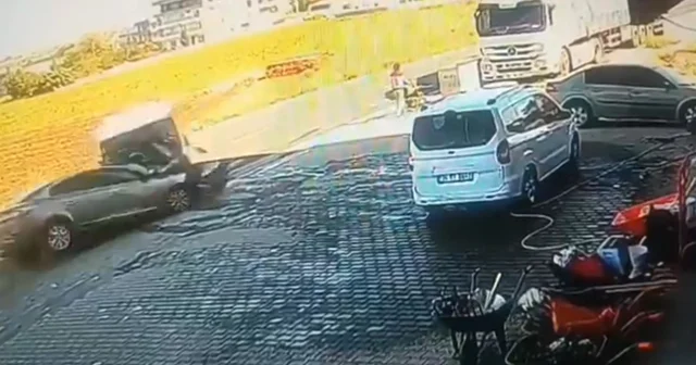 Diyarbakır da otomobille minibüsün çarpıştığı kazada 3 kişi yaralandı; o anlar kamerada Diyarbakır Haberleri