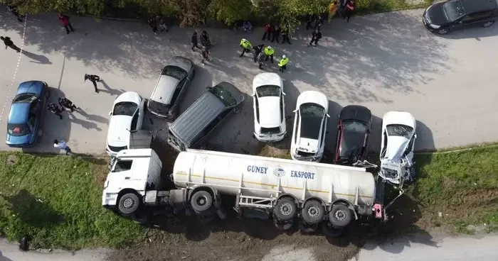 Balıkesir’de yağ tankeri devrildi, 7 araç hasar gördü