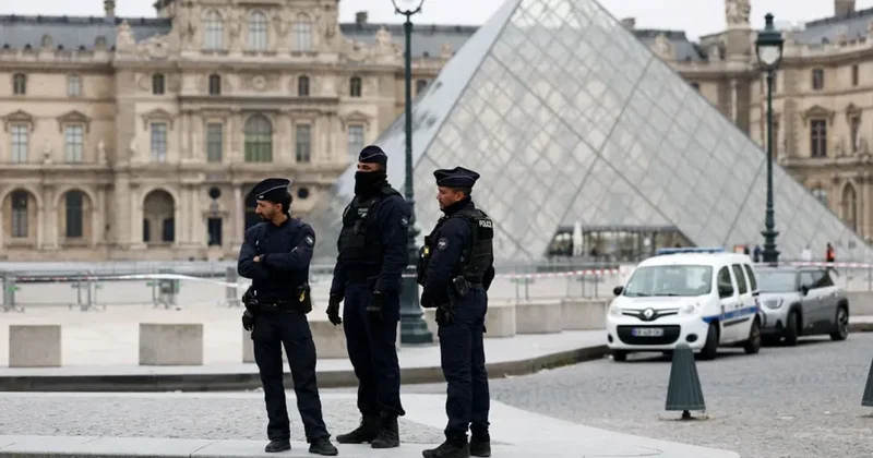 Tarihi Louvre soygununda iki kişi tutuklandı Sözcü Gazetesi
