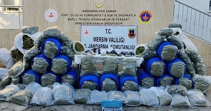 Uyuşturucu satıcılarına şafak operasyonu: Yüzlerce kilo uyuşturucu ve 5 tabanca ele geçirildi