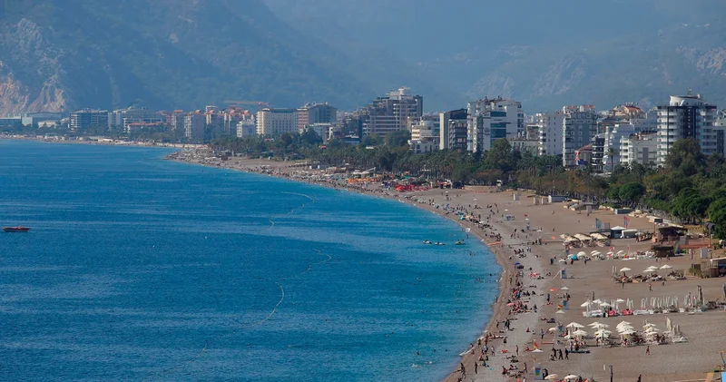 Ekim ayında her yerde kış, Antalya da yaz: Sıcaklık 26 dereceye çıktı, sahiller doldu
