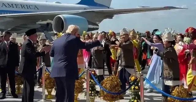 Malezya da resmi törenle karşılanan ABD Başkanı Trump Enver İbrahim ile birlikte kırmızı halıda dans etti VİDEO İZLE