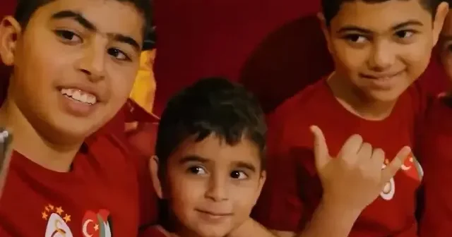 Filistinli çocuklar Galatasaray formasıyla RAMS Park ta VİDEO İZLE