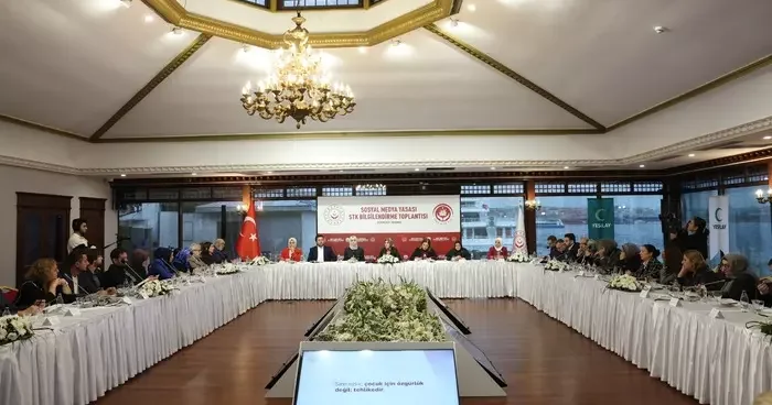 Bakan Göktaş, sosyal medya düzenlemesi için STK temsilcileriyle bir araya geldi