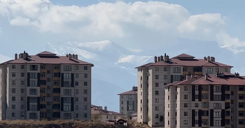 Hakkari de eşsiz görüntüler: Dağlar bulutlarla birleşti