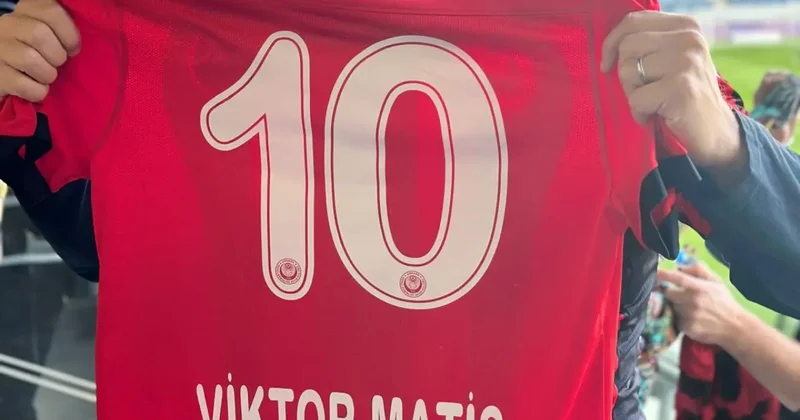 Süper Lig maçında sürpriz! Maçı ailesiyle tribünden izledi