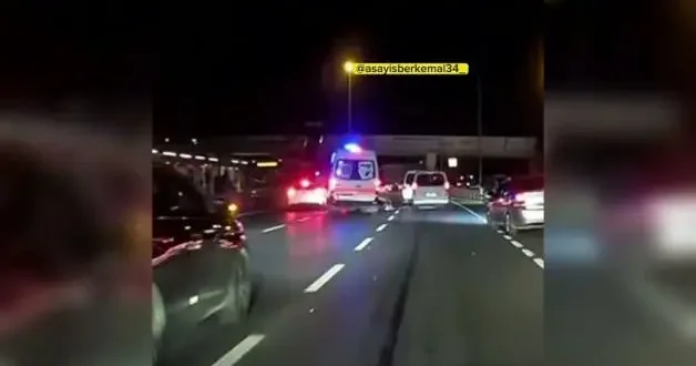 İstanbul da korkunç olay: Motosikletten fırlayan kişi ambulansın altında kaldı