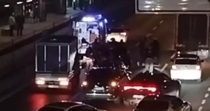 Küçükçekmece de, kazaya karışan motosiklete ambulans çarptı: 2 yaralı