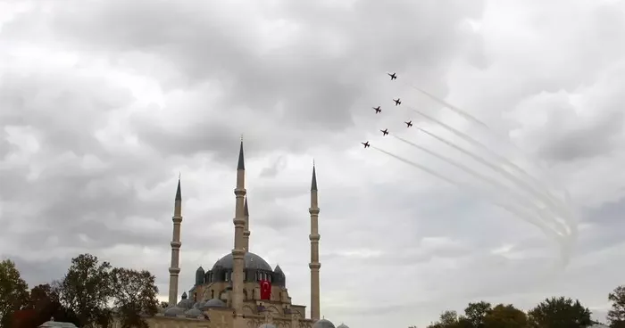 Türk Yıldızları’ndan Edirne’de gösteri uçuşu