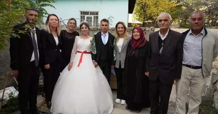 Hacca gidemeyen yaşlı çift birikimleriyle gençlerin düğün hayalini gerçeğe dönüştürdü