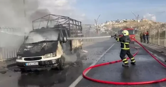 Seyir halindeki kamyonet alev aldı: Ensesinde sıcaklık hissedince, 3 kişinin hayatı kurtuldu
