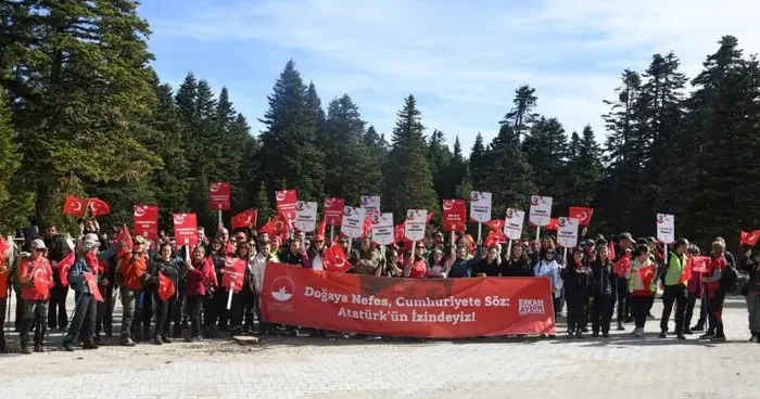 Uludağ da yüzlerce kişi Cumhuriyetin izinde yürüdü