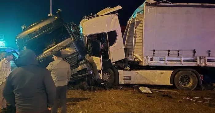 Amasya’da 2 tır kavşakta çarpıştı: 3 yaralı