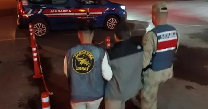 Jandarma araması olan şahsı yakaladı