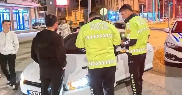 Aracına abart egzoz ve cam filmi taktı: 11 bin 434 TL ceza yedi VİDEO İZLE
