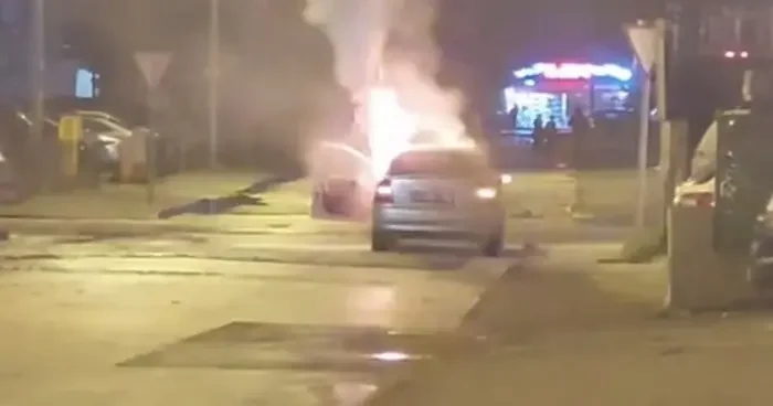 Otomobil alev alev yanarak küle döndü