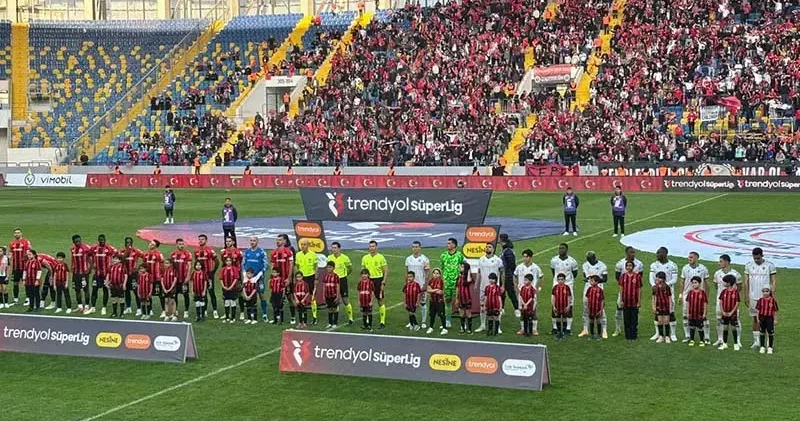 Gençlerbirliği taraftarından ‘Gazze’ mesajı ve ‘Cumhuriyet’ coşkusu