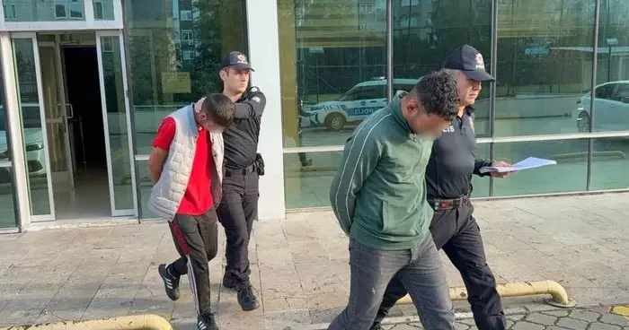 Samsun’da zorla gül satmak isteyen 2 kişi olay çıkartınca tutuklandı