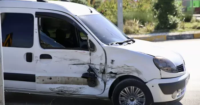 Muğla da hafif ticari araç, ambulansla çarpıştı: 2 kişi yaralandı