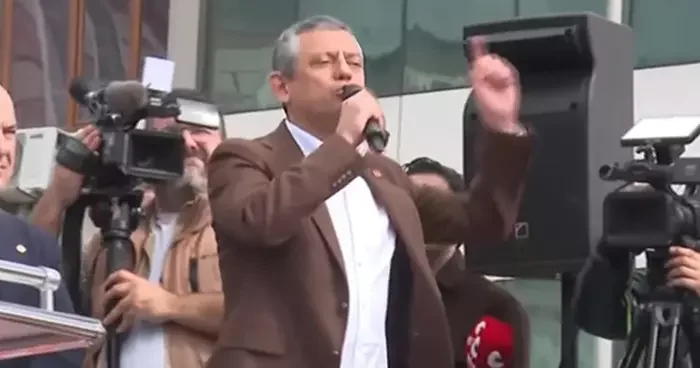 İmamoğlu nun ifadesi alınan Çağlayan Adliyesi önünde seslendi! Özgür Özel: Son çare casus demeye kalktılar, yazıklar olsun