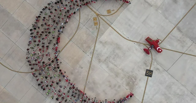 Eskişehir de Cumhuriyet Bayramı na özel koreografi; insanlar hilal, akrobasi uçağı yıldız oldu Eskişehir Haberleri