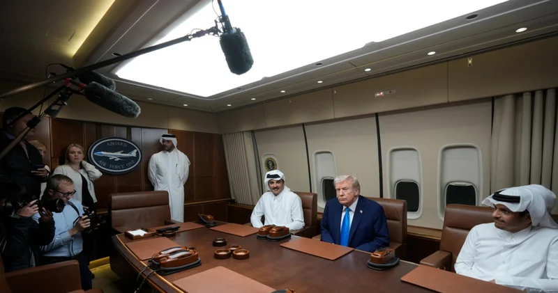 ABD Başkanı Trump, Doha da yakıt molası sırasında Katar Emiri Al Sani ile görüştü Dış Haberler
