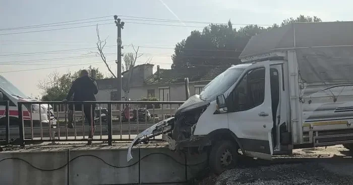 Kontrolden çıkan kamyonet köprü demirlerine saplandı