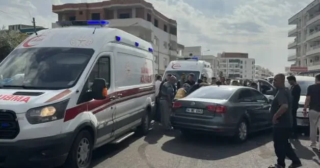 Mardin de otomobilin araçtan inen çocuğa çarptığı kaza kamerada