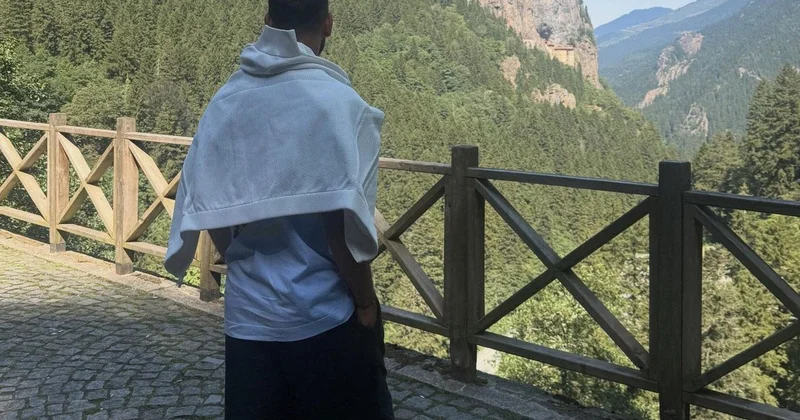 Salah ın Sümela Manastırı nı izlediği tepeye asılan tabela