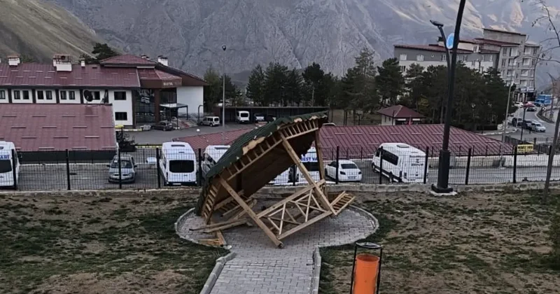 Hakkari’de yeni yapılan kamelyaya zarar verdiler