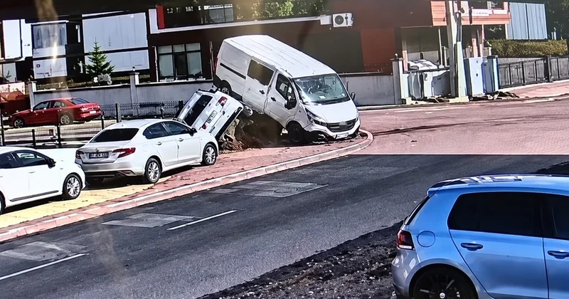 Kaza anı güvenlik kamerasında: Düzce de çarpılan minibüs havalanıp park halindeki otomobilin üstüne çıktı