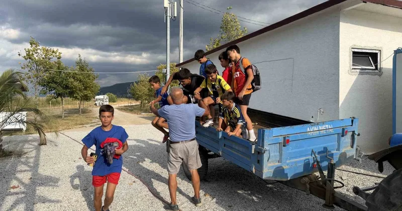 İznik te 71 yaşındaki sporcu, çocukları traktörle ücretsiz antrenmana taşıyor