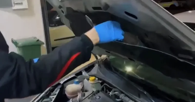 Otomobilin kaputundan uyuşturucu, cüzdandan altınlar çıktı